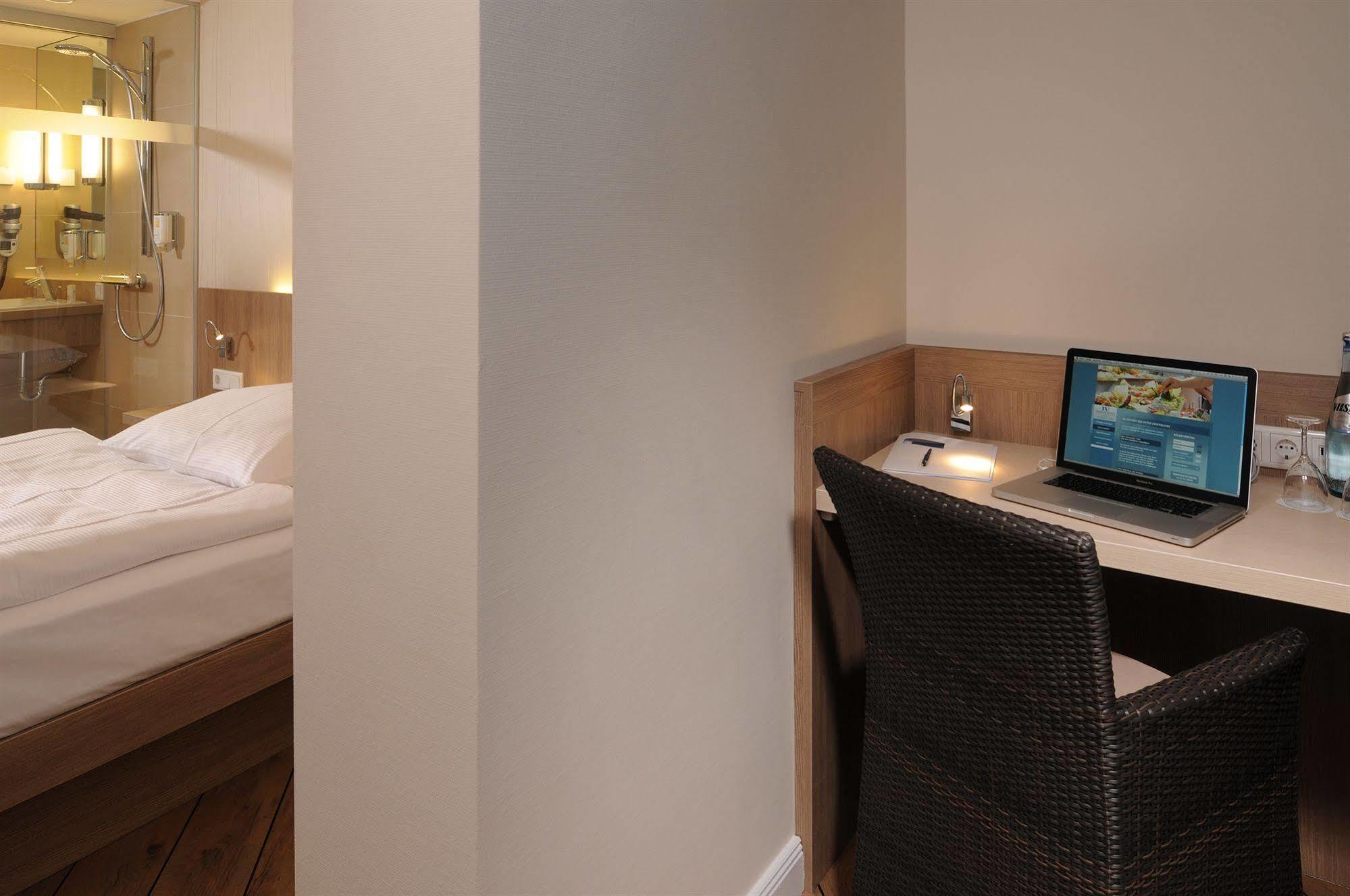Hotel Iv Jahreszeiten 4*